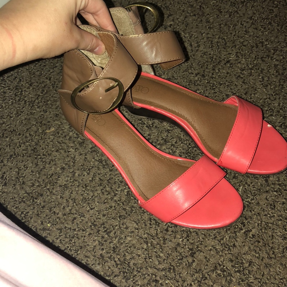 Peach and brown low heeled sandals w/ a buckle💕